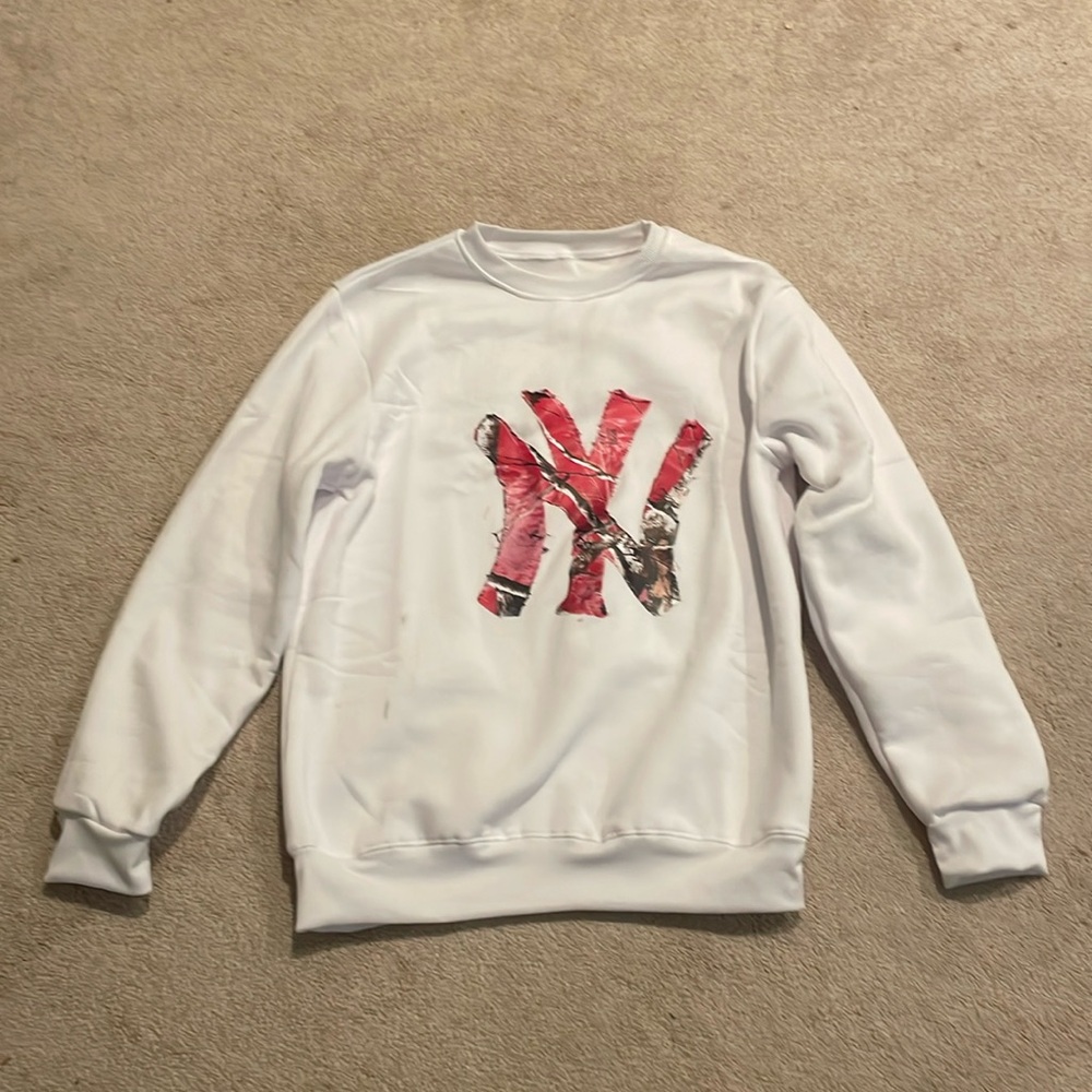 White sweat set with pink camo!! Brand new!!